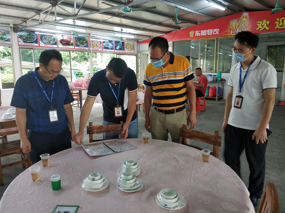 清城區(qū)市場監(jiān)管局領(lǐng)導(dǎo)班子帶隊開展“中秋、國慶”節(jié)前安全大檢查1.jpg