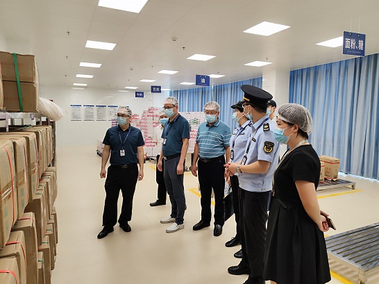 清城區(qū)市場(chǎng)監(jiān)管局開展2022年秋季校園及周邊食品安全專項(xiàng)檢查行動(dòng)3.jpg