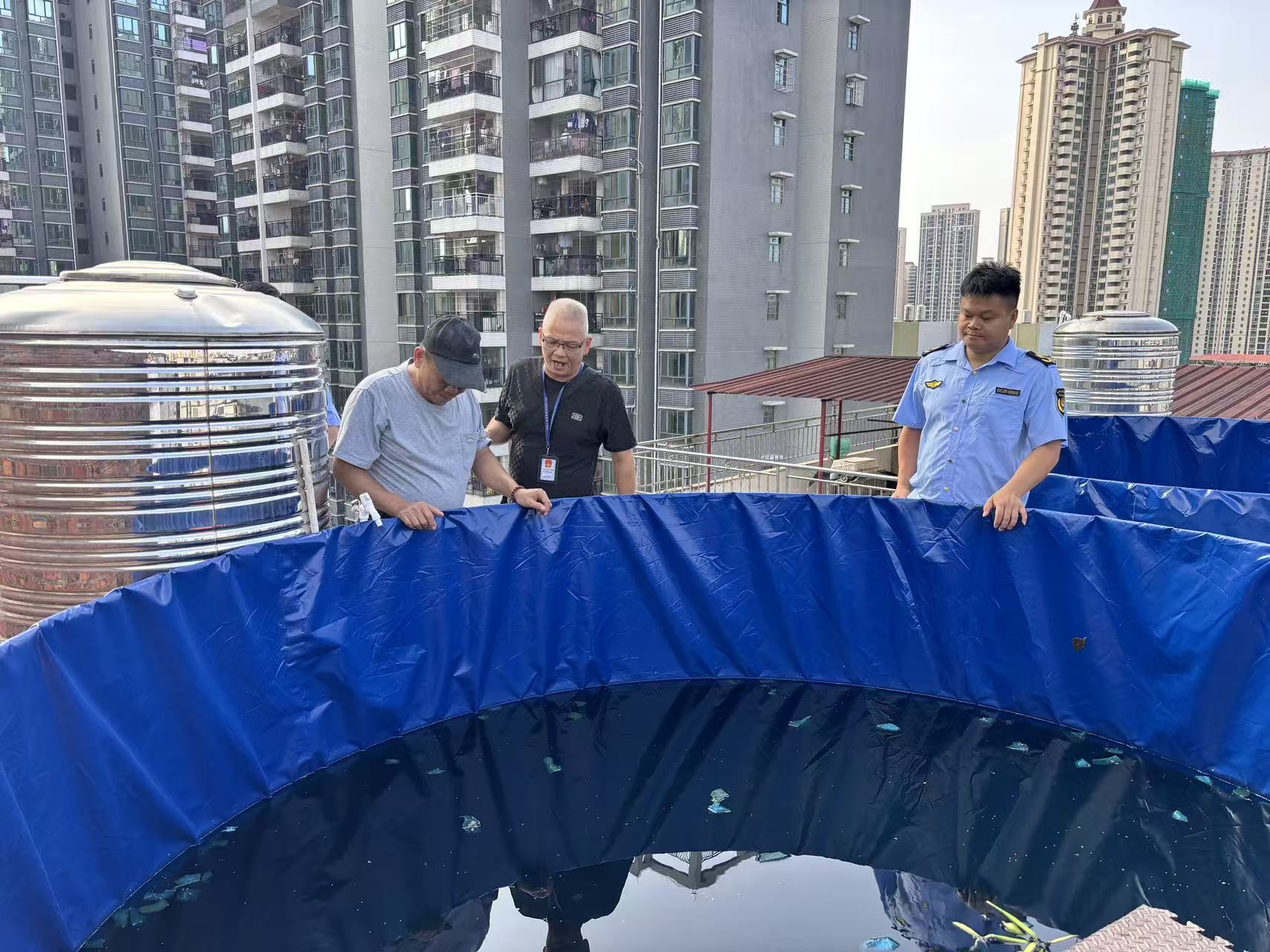 (建議優(yōu)先選用)執(zhí)法人員聯(lián)合社區(qū)到住宅樓頂開展環(huán)境衛(wèi)生檢查2.jpg